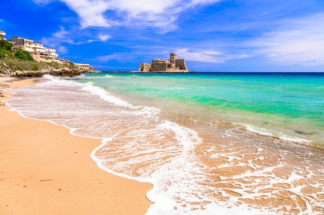 Azurové moře krásná pláž v Calabrii