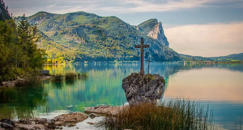 jezero se sochou kříže lake with a cross statue