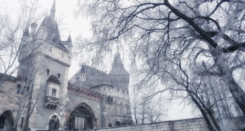 Jeden pohled na hrad Vajdahunyad a jako kdybyste se ocitli v seriálu.